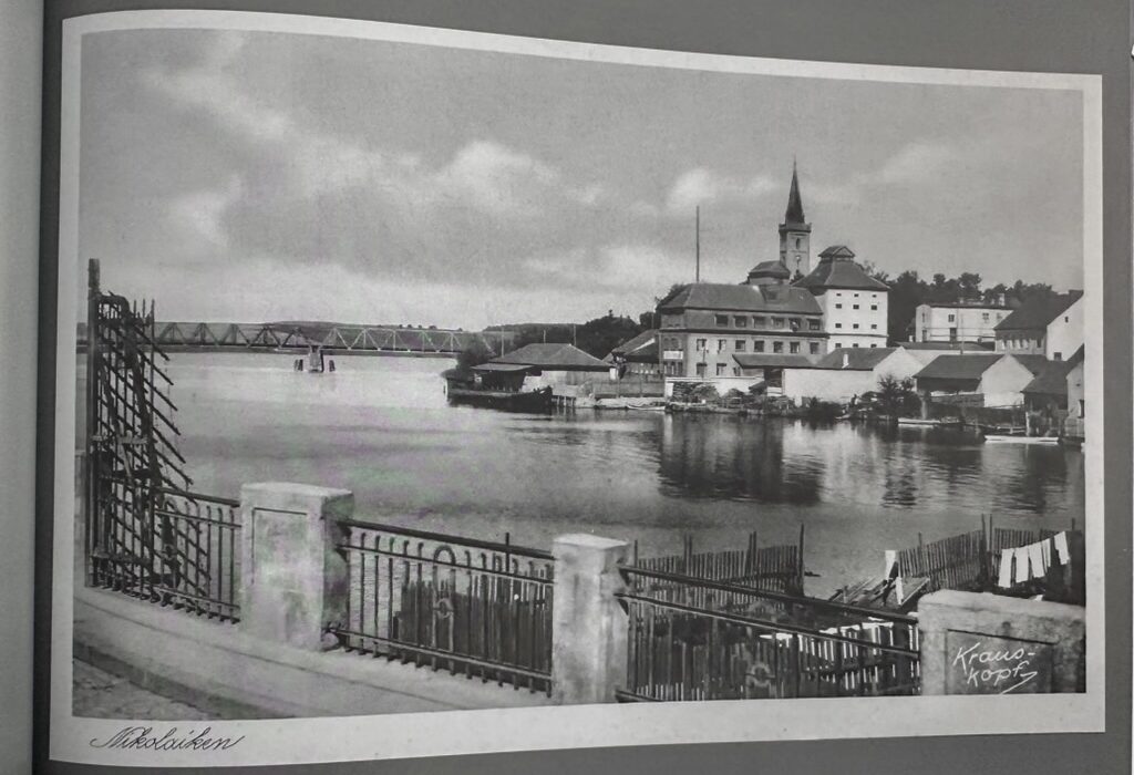 Na starej fotografii tudzież w dawnej gazecie.